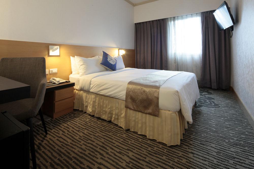 Lincoln Hotel Тайнан Екстериор снимка