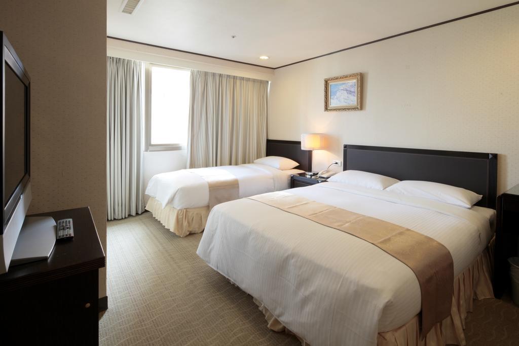 Lincoln Hotel Тайнан Екстериор снимка