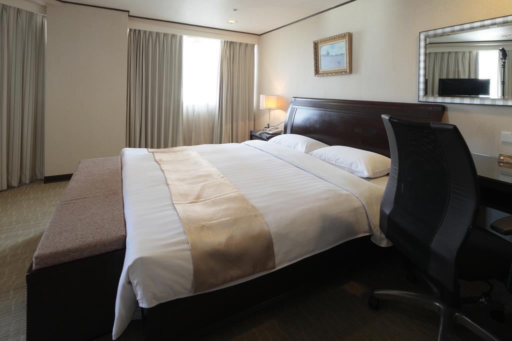 Lincoln Hotel Тайнан Екстериор снимка