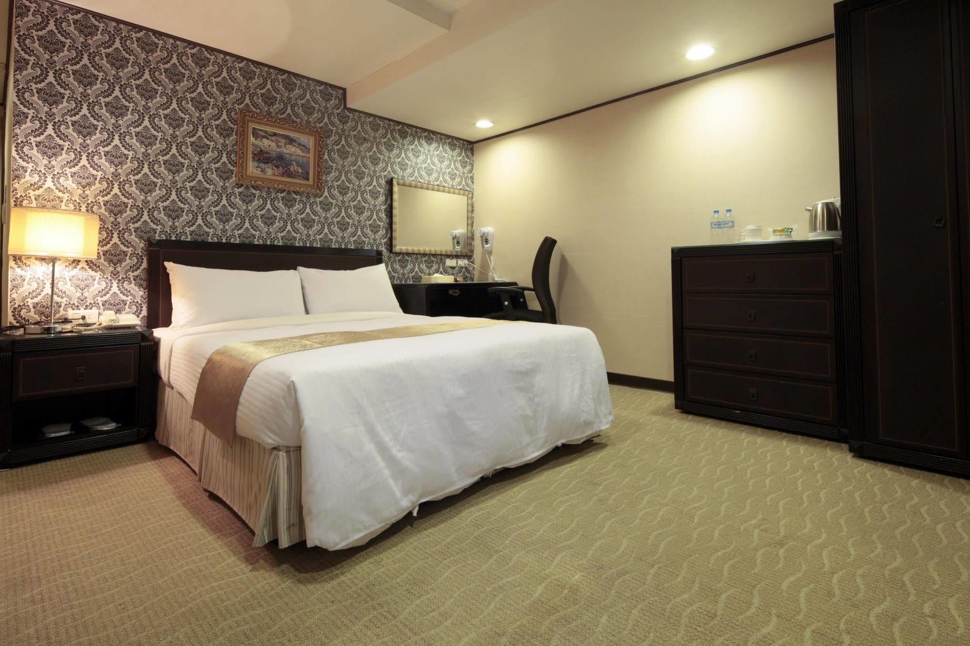 Lincoln Hotel Тайнан Екстериор снимка