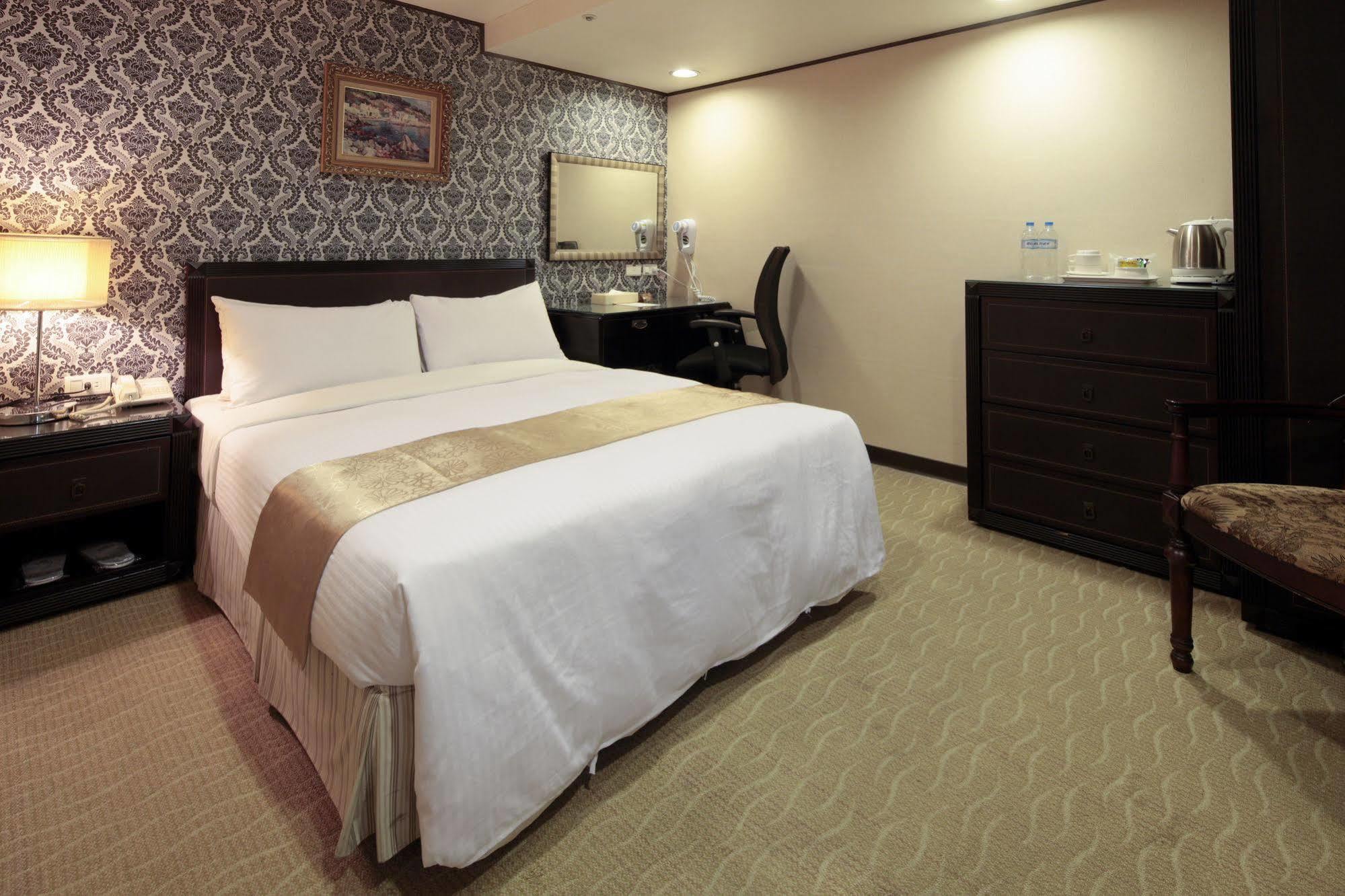 Lincoln Hotel Тайнан Екстериор снимка