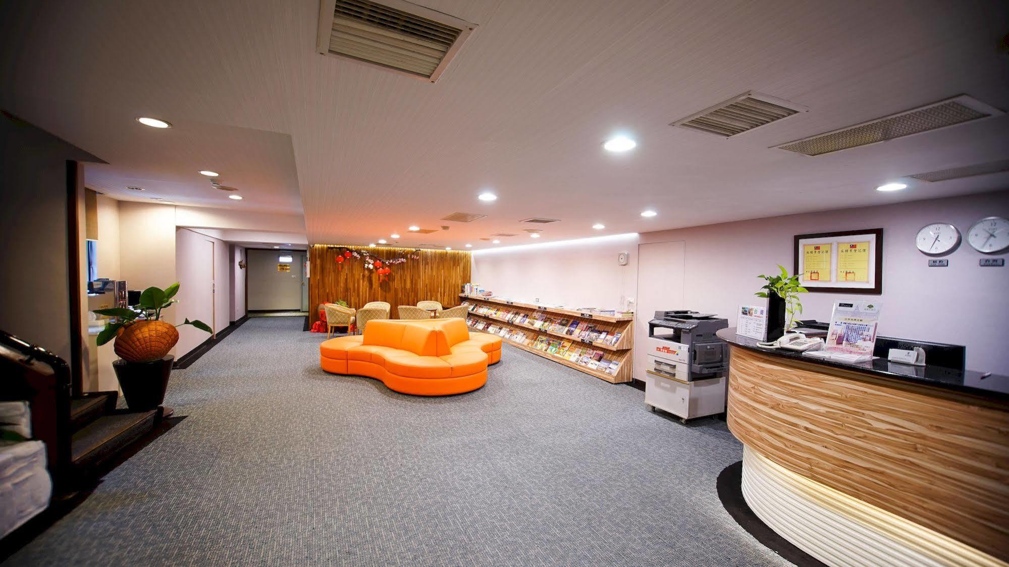 Lincoln Hotel Тайнан Екстериор снимка